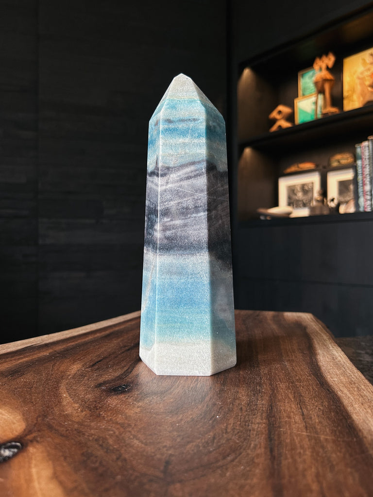 A gorgeous Trolleite Point boasting a variety of blue hues. Invite in healing and promote emotional balance.