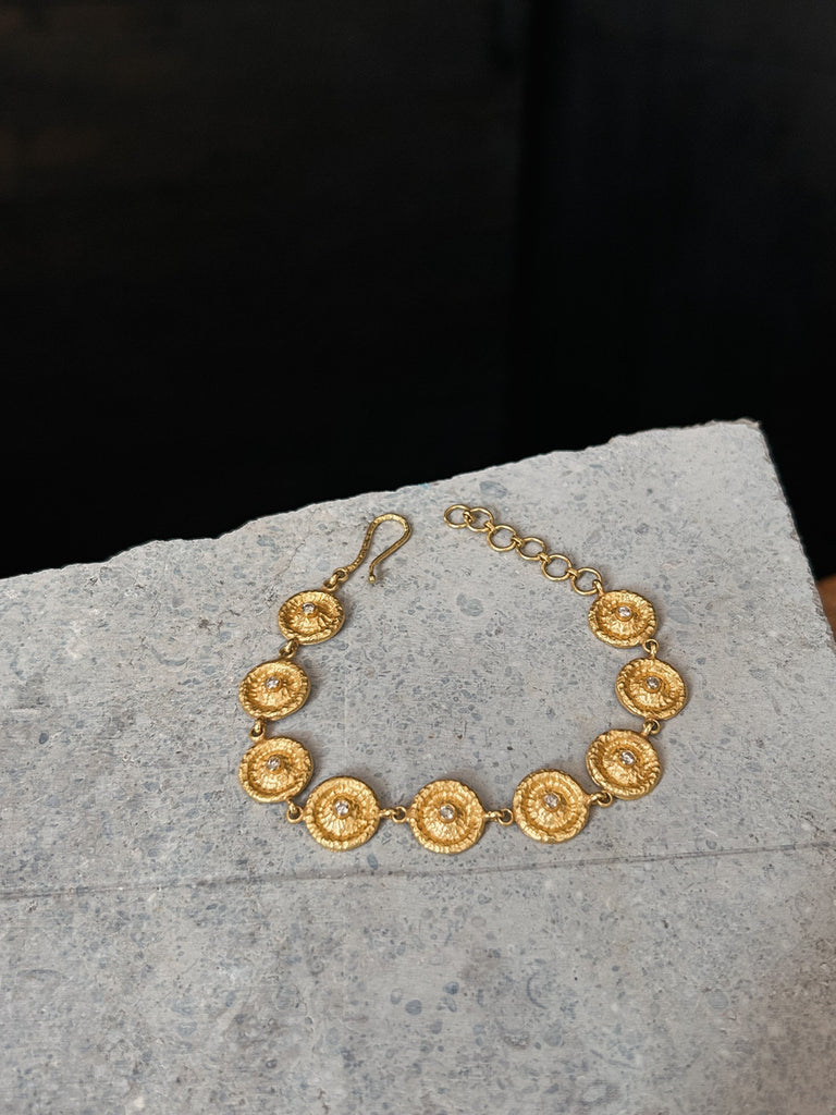 A beautifully designed 18k gold bracelet with sparkling diamonds.